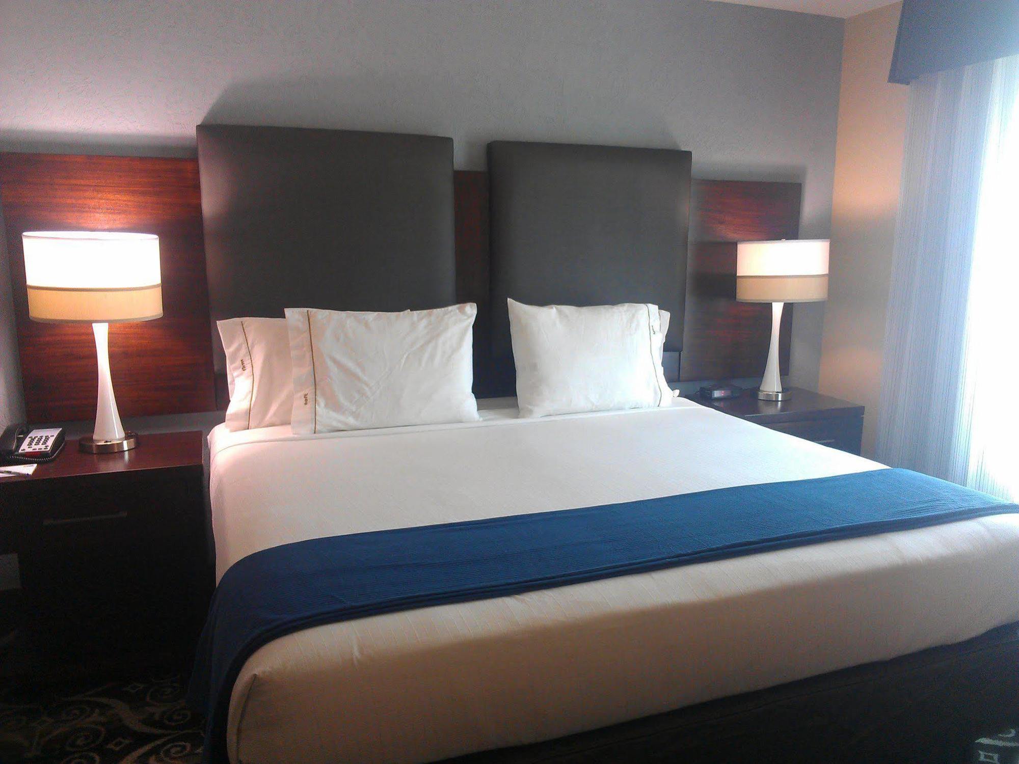 Holiday Inn Express Hotel & Suites North Kansas City By Ihg Екстериор снимка