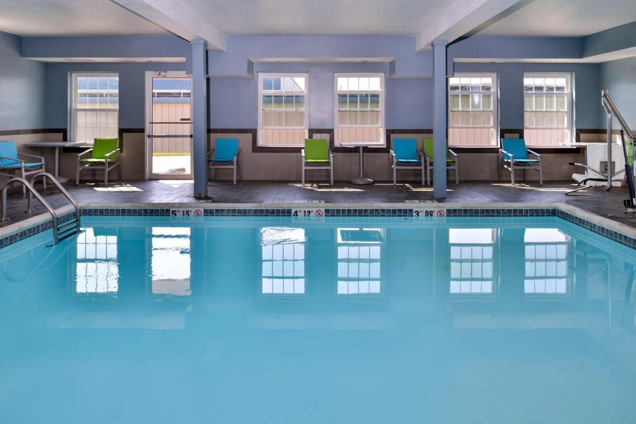 Holiday Inn Express Hotel & Suites North Kansas City By Ihg Екстериор снимка