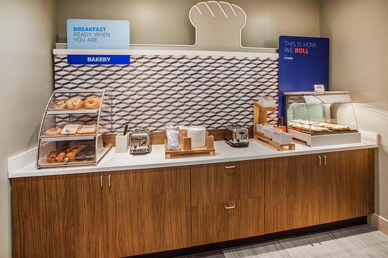 Holiday Inn Express Hotel & Suites North Kansas City By Ihg Екстериор снимка